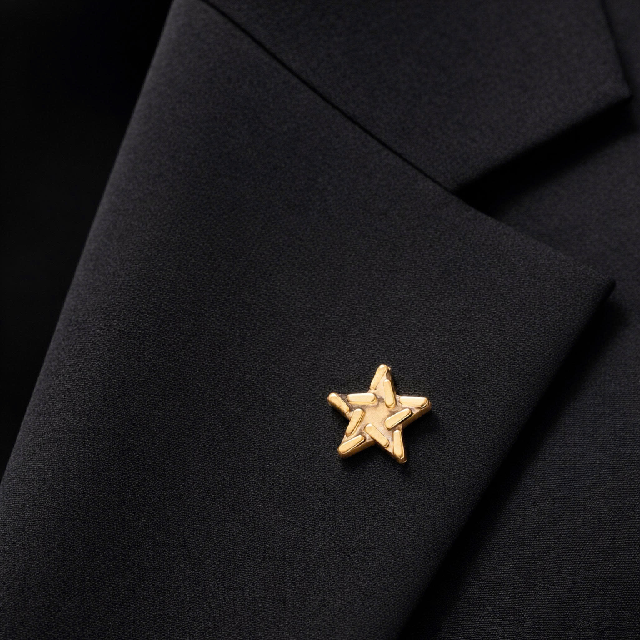 Huy hiệu MB cài áo cao cấp, thép 316L, màu vàng 24k